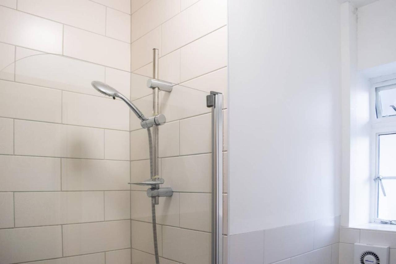 Beautifully Decorated Contemporary 2 Bedroom Flat ลอนดอน ภายนอก รูปภาพ